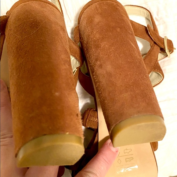 BCBG tan side Platform heel. - Picture 5 of 8